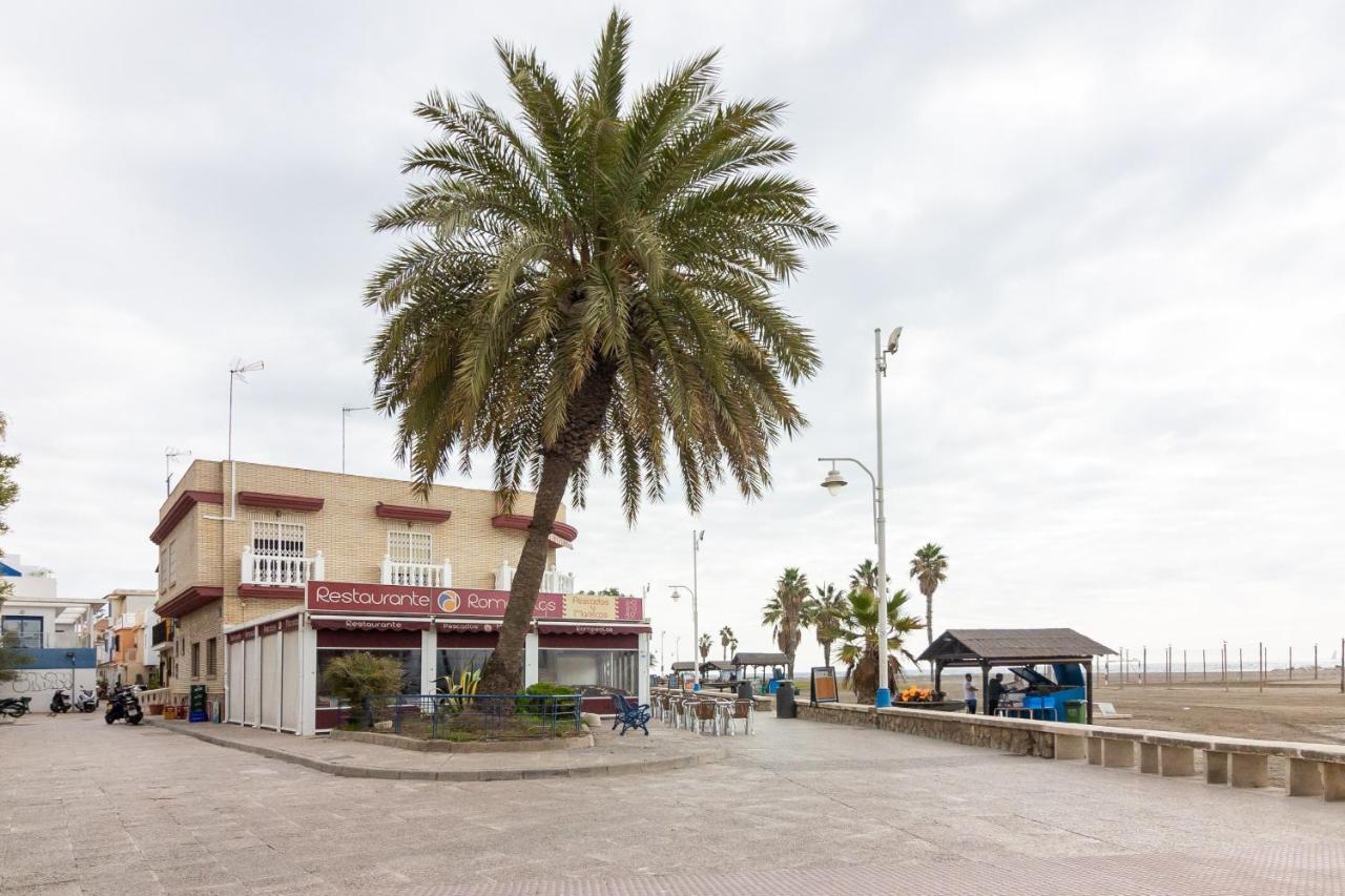 Sea & Wave Pedregalejo Beach Apartment Malaga Bagian luar foto